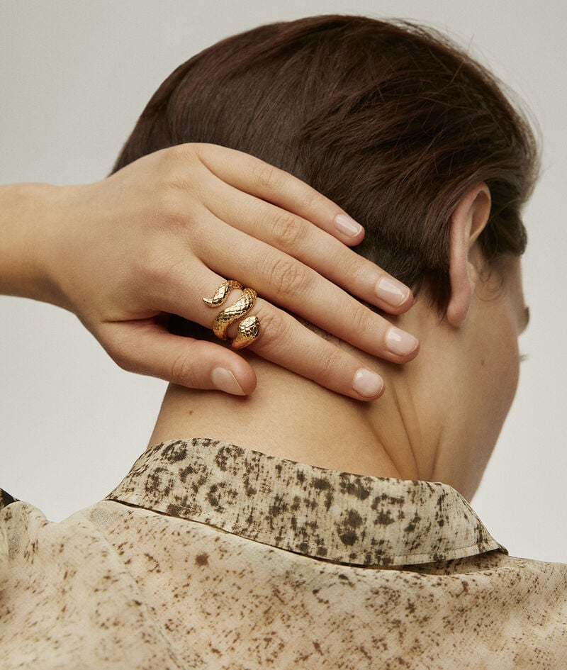 Anillo ancho de plata 925 bañada en oro amarillo de 18K con forma de serpiente