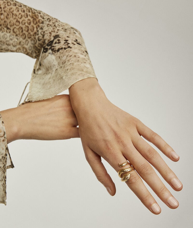 Anillo ancho de plata 925 bañada en oro amarillo de 18K con forma de serpiente