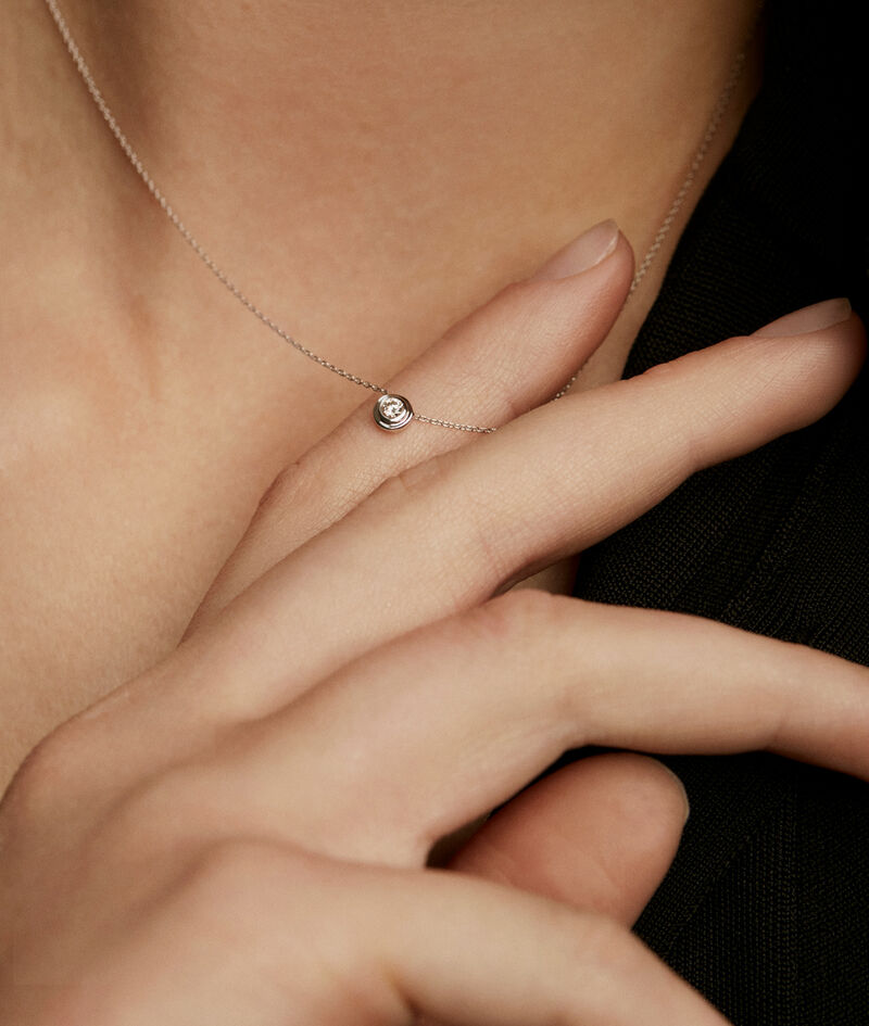 Colgante de oro blanco de 18K con diamante