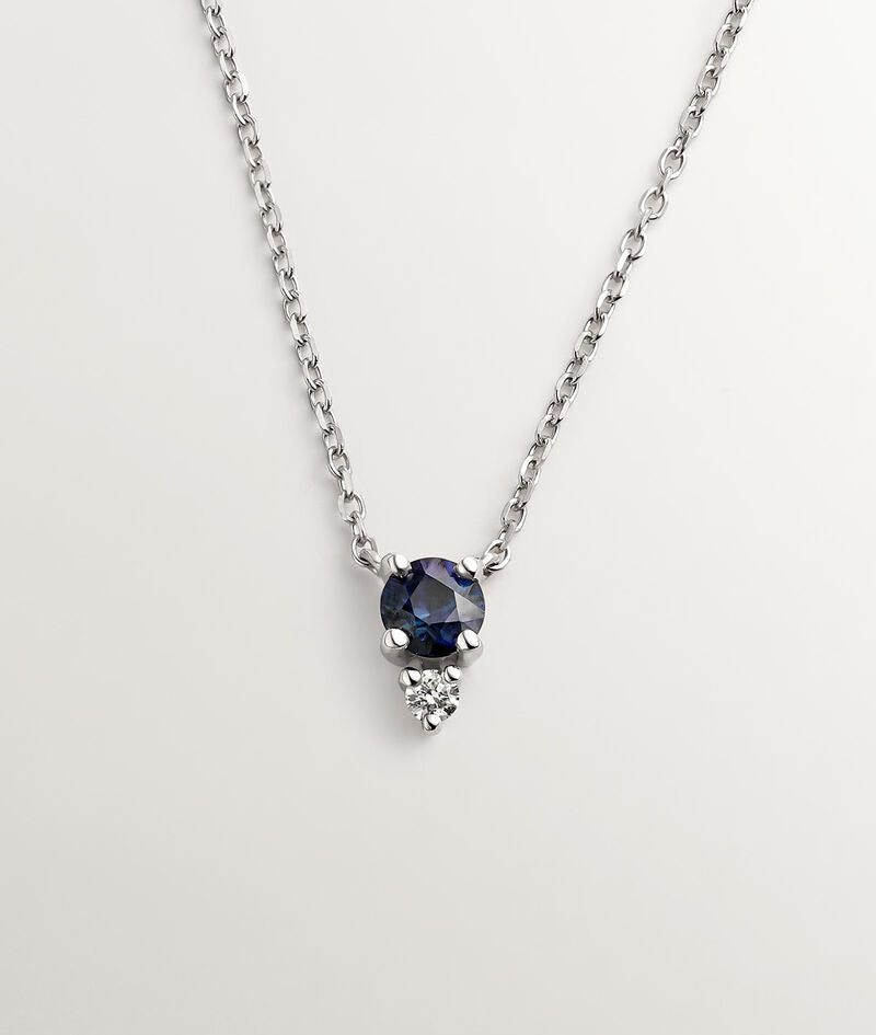 Colgante de oro blanco de 18K con zafiro y diamante