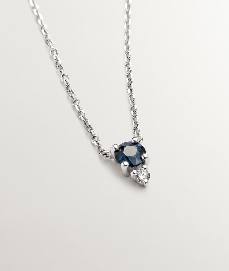 Colgante de oro blanco de 18K con zafiro y diamante