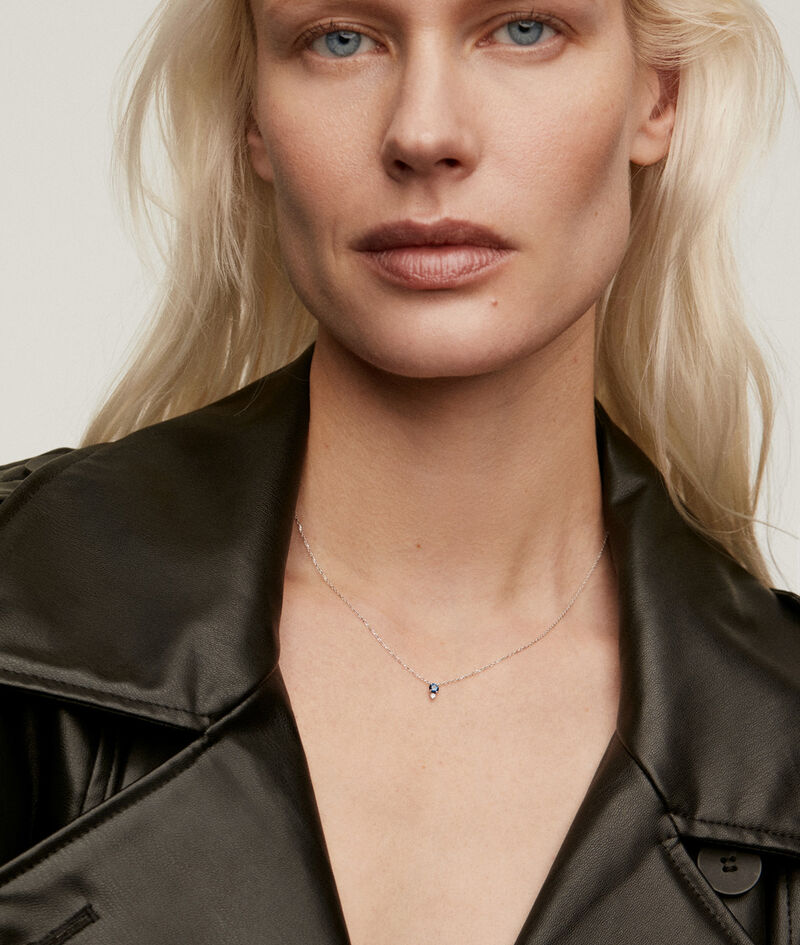 Colgante de oro blanco de 18K con zafiro y diamante
