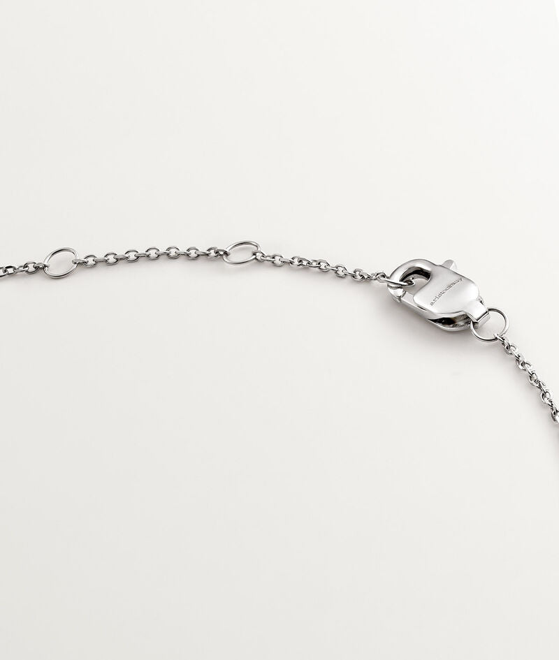 Colgante de oro blanco de 18K con zafiro y diamante