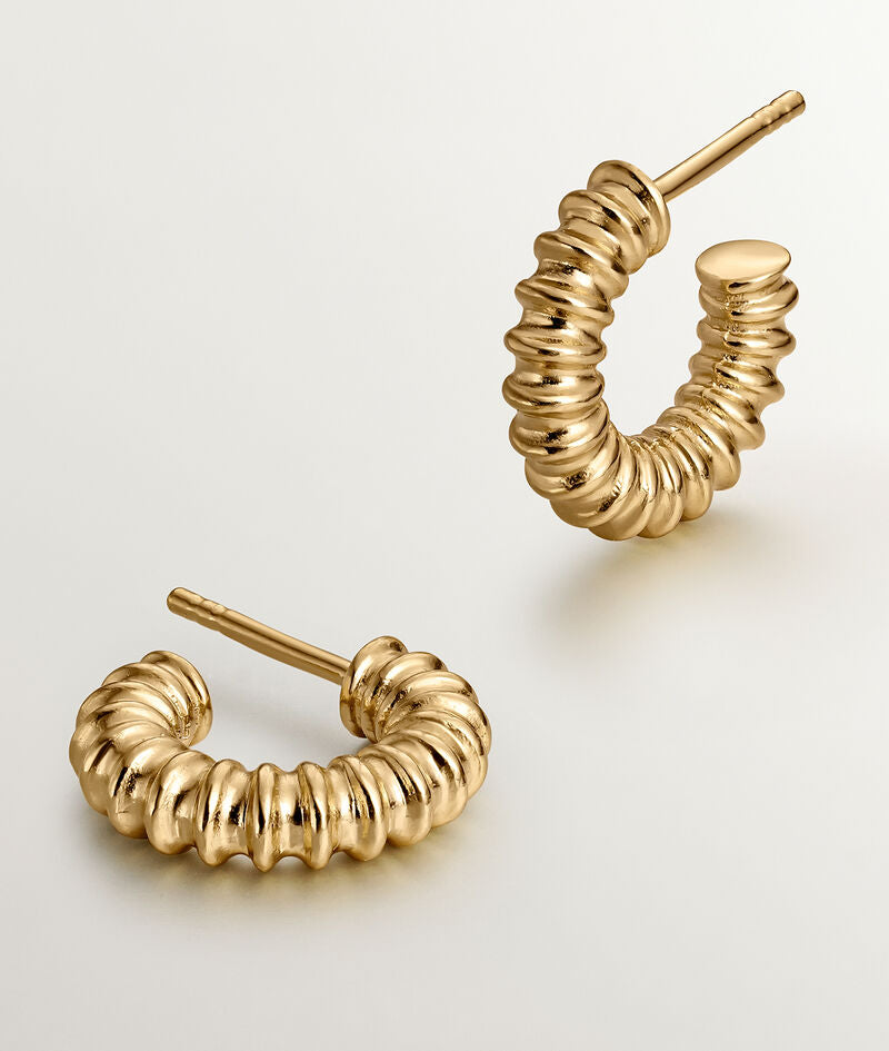 Pendientes de aro pequeños de plata 925 bañada en oro amarillo de 18K con acabado en relieve