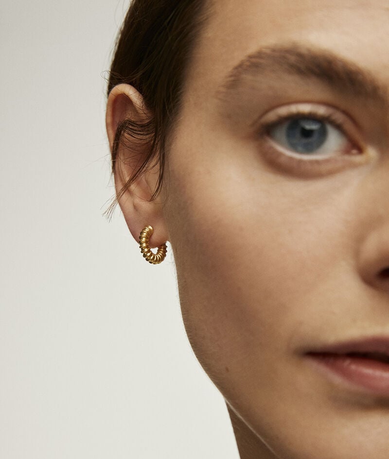 Pendientes de aro pequeños de plata 925 bañada en oro amarillo de 18K con acabado en relieve