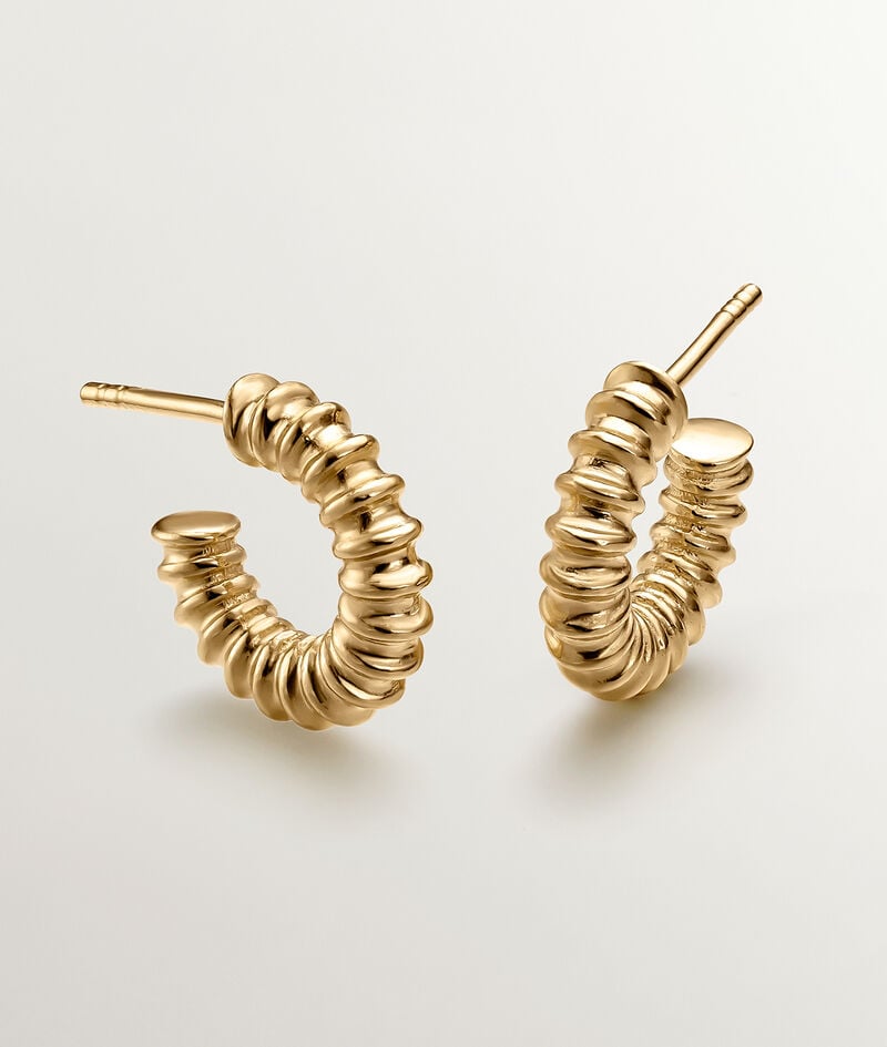 Pendientes de aro pequeños de plata 925 bañada en oro amarillo de 18K con acabado en relieve
