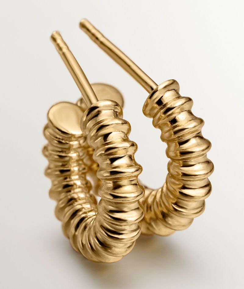 Pendientes de aro pequeños de plata 925 bañada en oro amarillo de 18K con acabado en relieve
