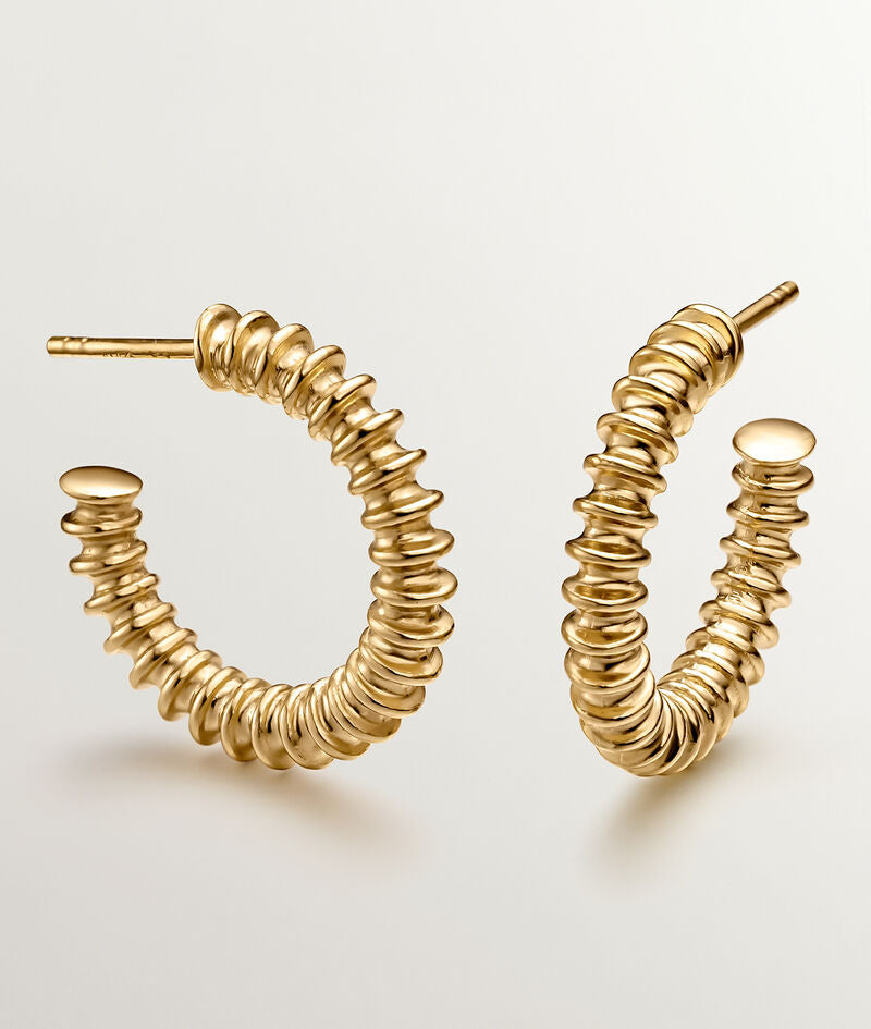 Pendientes de aro medianos de plata 925 bañada en oro amarillo de 18K con acabado en relieve