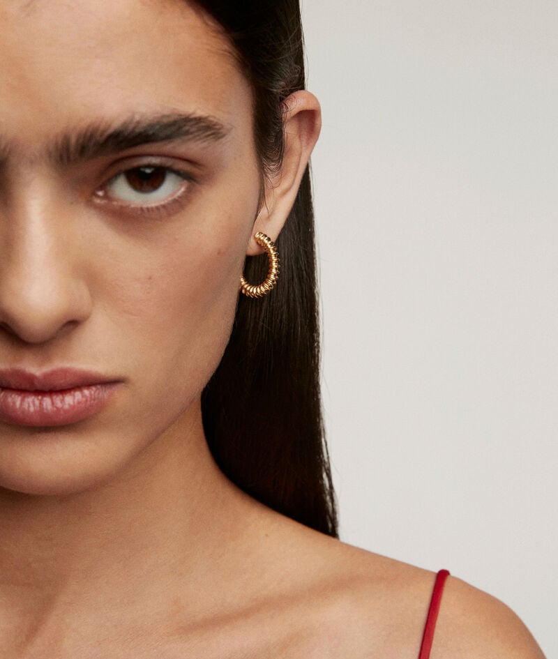 Pendientes de aro medianos de plata 925 bañada en oro amarillo de 18K con acabado en relieve