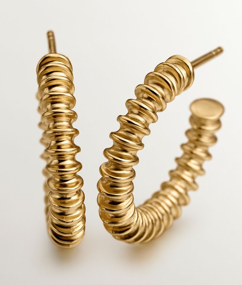 Pendientes de aro medianos de plata 925 bañada en oro amarillo de 18K con acabado en relieve