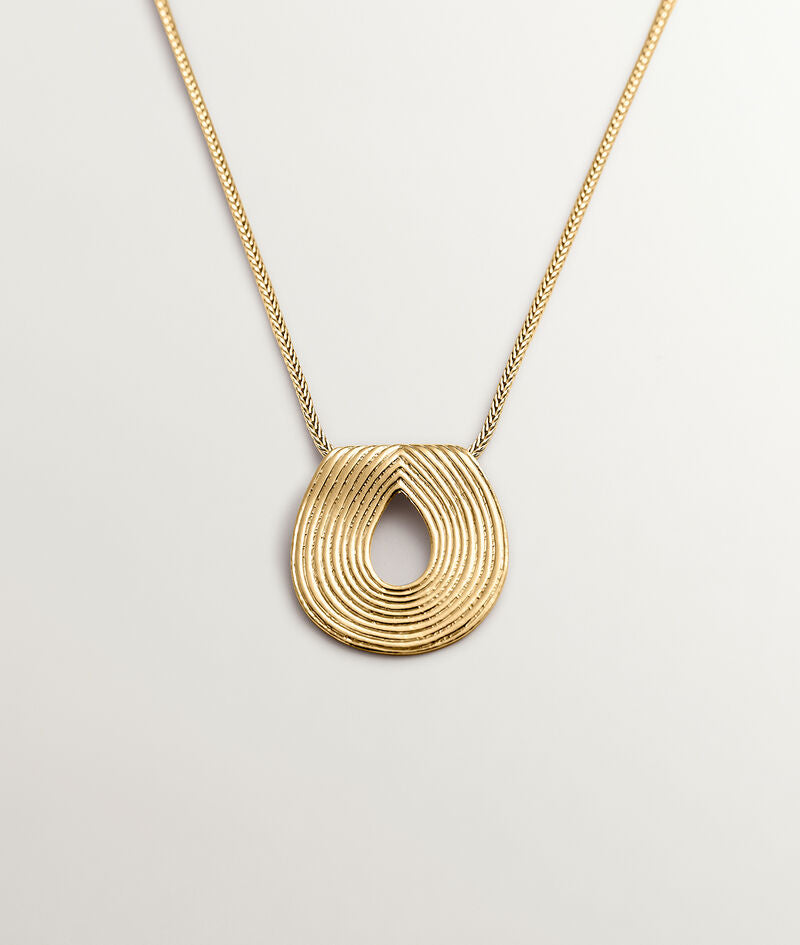 Colgante ovalado de plata 925 bañada en oro amarillo de 18K con relieve