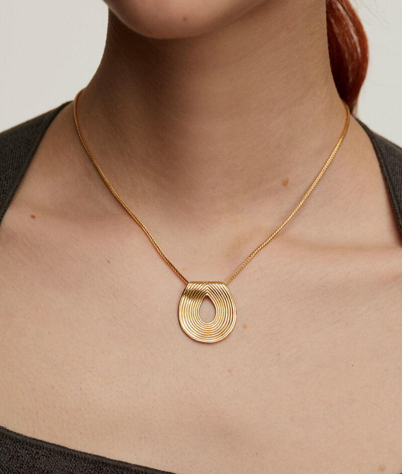 Colgante ovalado de plata 925 bañada en oro amarillo de 18K con relieve