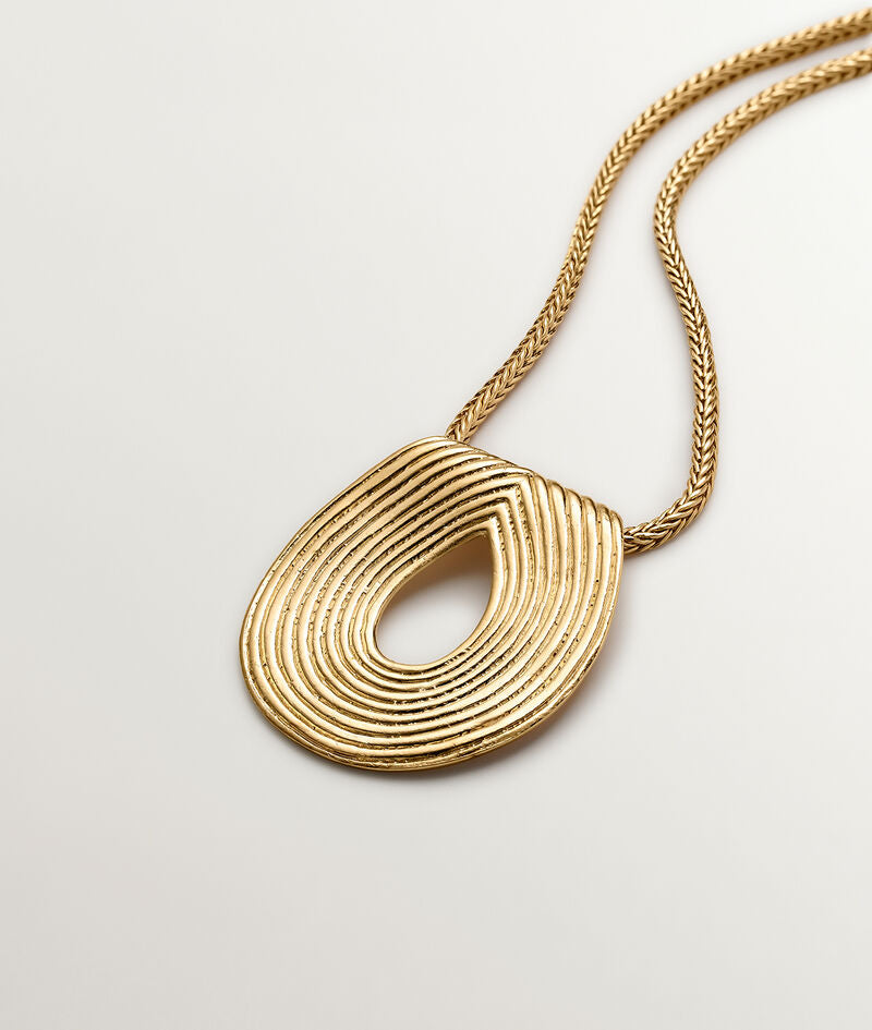 Colgante ovalado de plata 925 bañada en oro amarillo de 18K con relieve