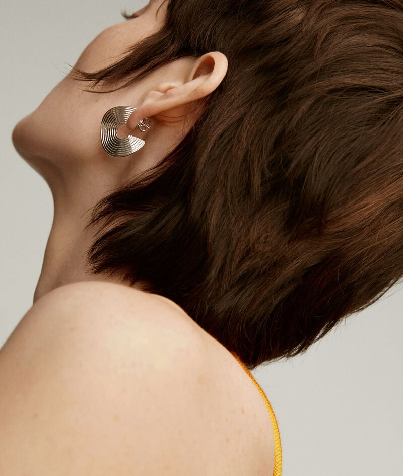 Pendientes de aro medianos de plata 925 con relieve y forma irregular