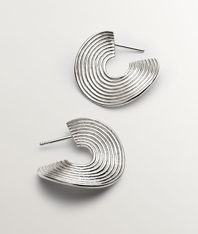 Pendientes de aro medianos de plata 925 con relieve y forma irregular