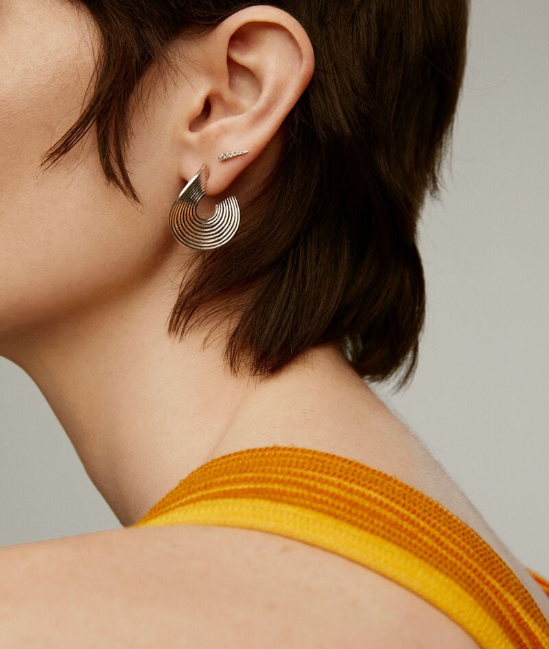 Pendientes de aro medianos de plata 925 con relieve y forma irregular