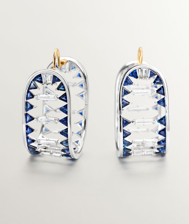 Pendientes grandes de oro blanco de 9K con cuarzos blancos y zafiros azules