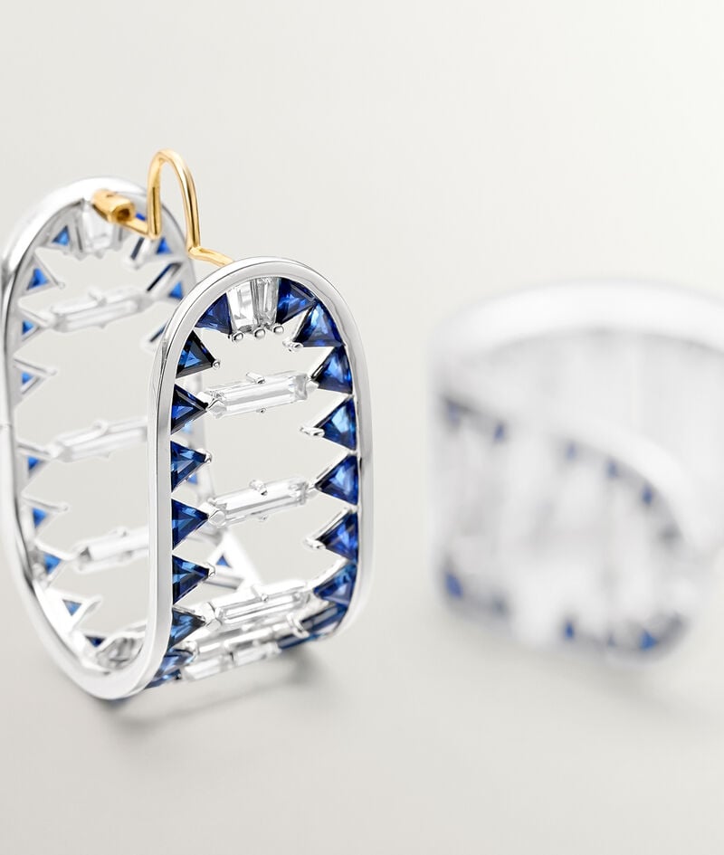 Pendientes grandes de oro blanco de 9K con cuarzos blancos y zafiros azules
